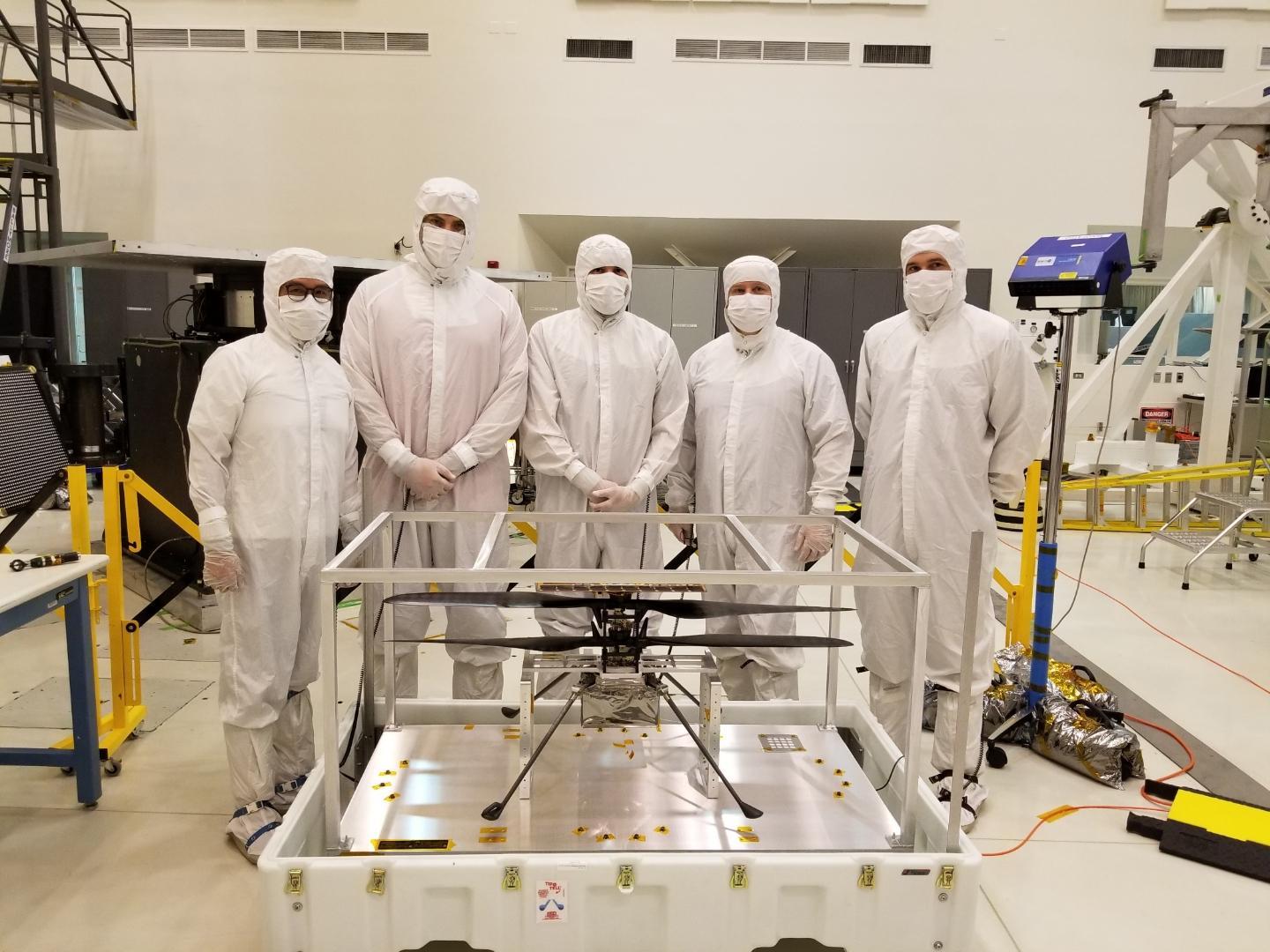 Equipe da Nasa com o Ingenuity Mars, primeira aeronave a realizar um voo motorizado e controlado em outro planeta, em abril de 2021. Foto: Nasa/JPL.