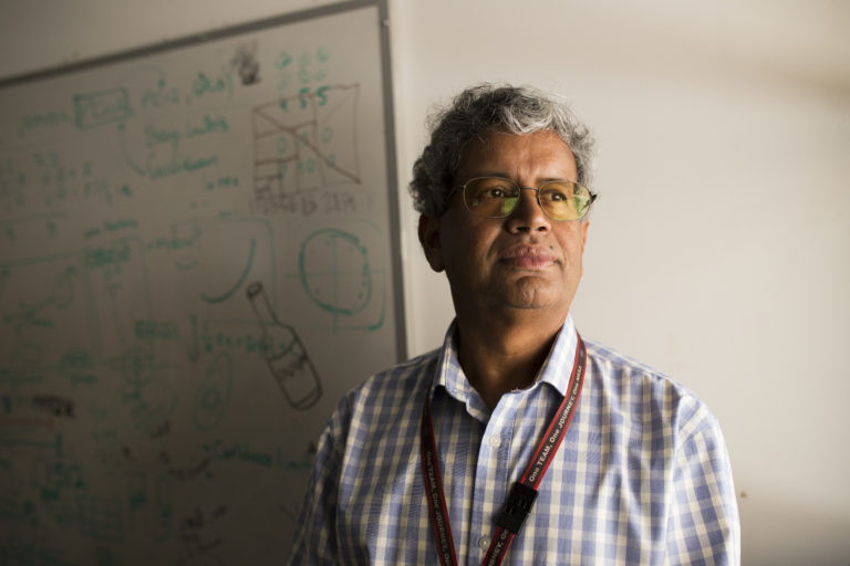 Kasthuri Venkateswaran é pesquisador no Laboratório de Propulsão à Jato da Nasa (JPL/Nasa). Foto: Jenna Schoenefeld/Stat News